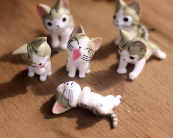 Joyful kittens figurines