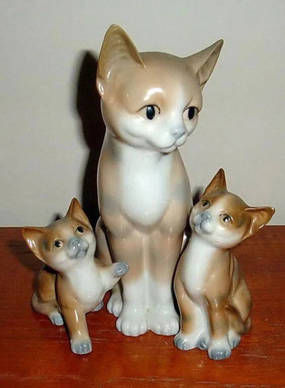 Ask mom cat statues