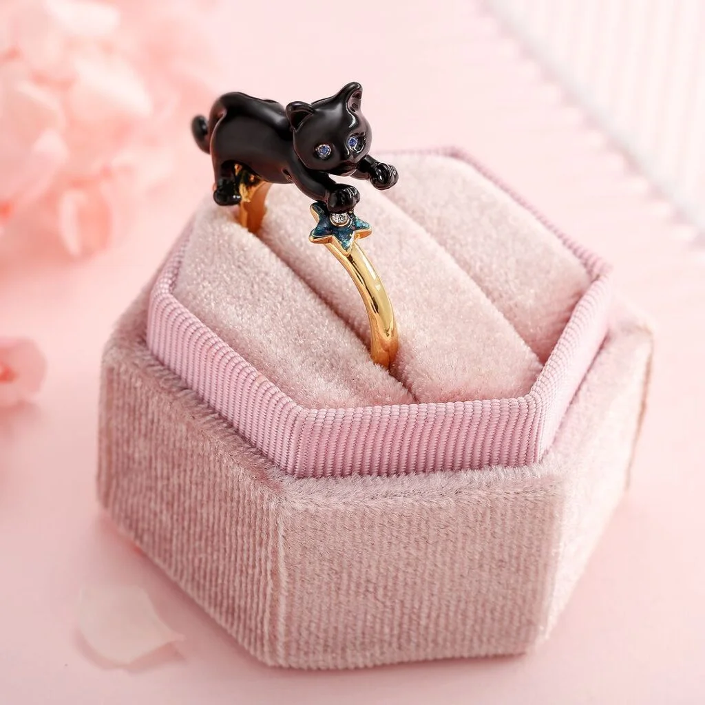 Extraordinary Black Cat Ring